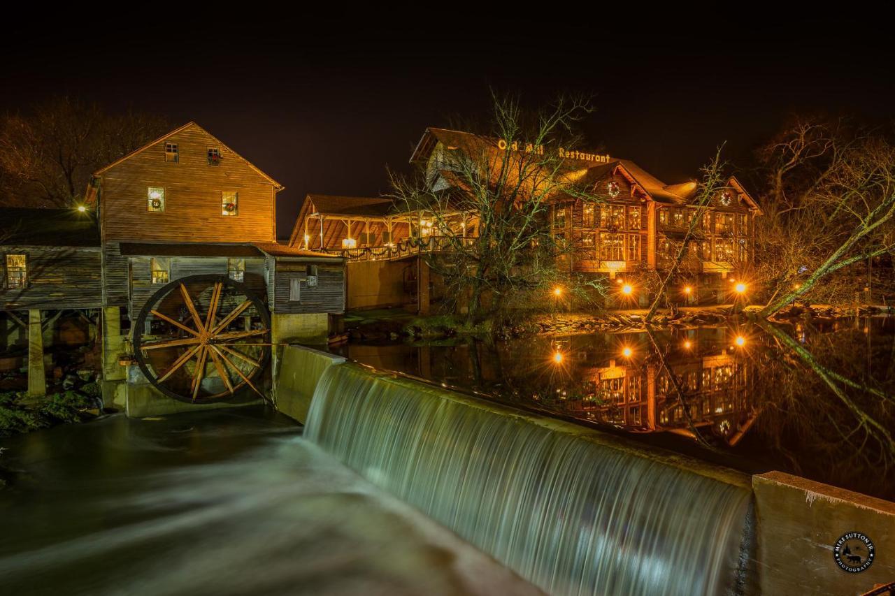 Fireflies And Moonshine Villa Gatlinburg Exterior photo